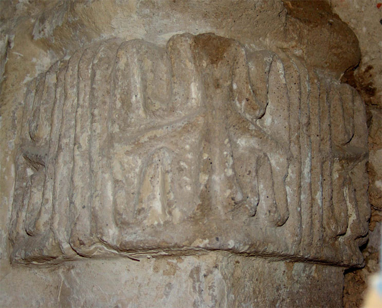 Particolare del capitello dellarco gotico aragonese, nel braccio sinistro del transetto del duomo di Ozieri.