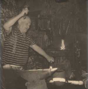 Anziano artigiano in su fraile